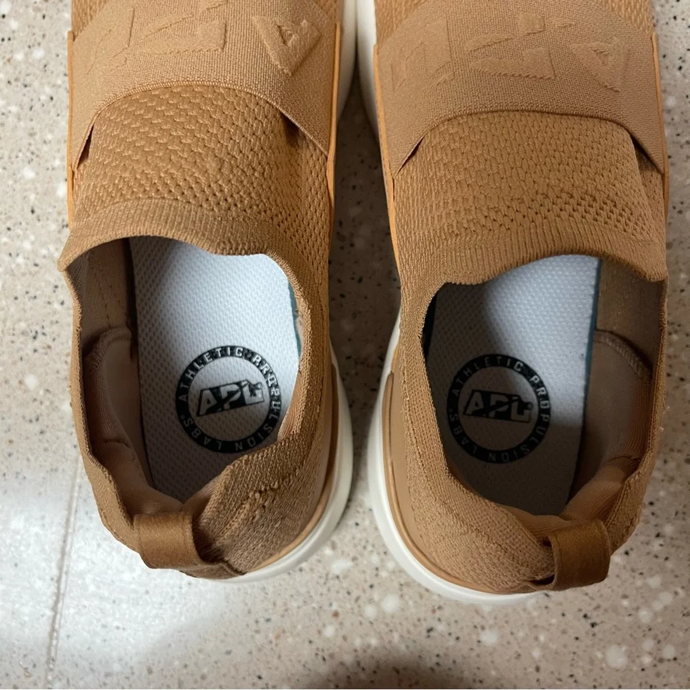 New In Box APL Athletic Propulsion Labs Men’s TechLoom Bliss Size 7 Tan/Ivory